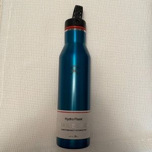 NWT Hydro Flask Trail Series 20 Oz lightweight bottle w/ standard flex cap